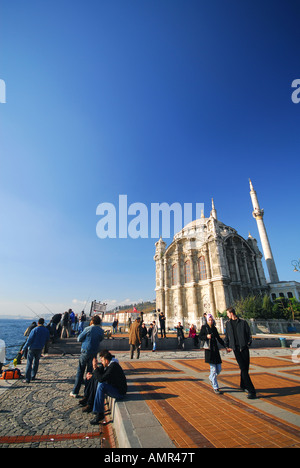 ISTANBUL. Dimanche matin par la Mosquée Mecidiye sur iskele meydani dans Ortakoy sur la rive européenne du Bosphore. L'année 2007. Banque D'Images