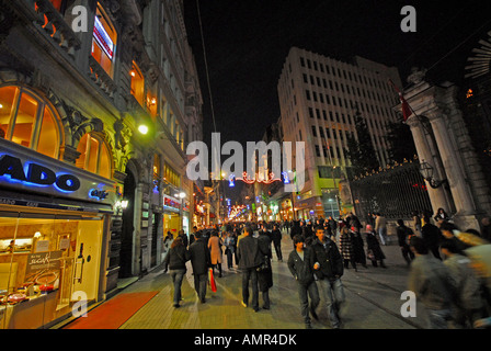 ISTANBUL. Soir sur Istiklal Caddesi par le Lycée de Galatasaray. L'année 2007. Banque D'Images