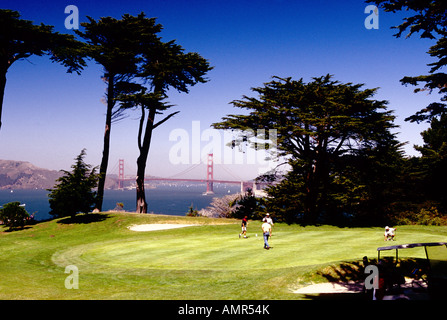 Golf et les golfeurs à San Francisco en Californie avec vue sur le golden gate bridge Banque D'Images