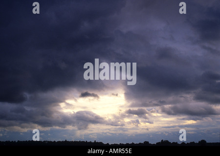 La formation de nuages orageux altosratus en fin d'après-midi Banque D'Images