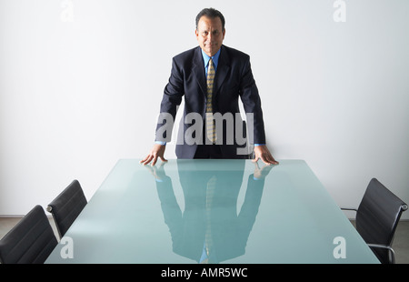 Businessman in Boardroom Banque D'Images