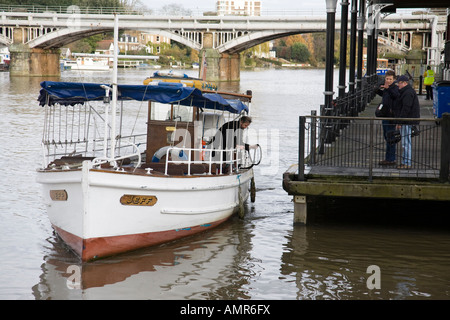 Un bateau apparemment, l'une des 'petits bateaux de Dunkerque" utilisée dans la réflexion de la DEUXIÈME GUERRE MONDIALE à partir de ce port sur le point d'accoster à Kingston. Banque D'Images