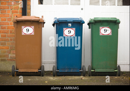 Trois bacs de couleur différente à l'extérieur d'une maison à Pinner dans le Middlesex, Royaume-Uni Banque D'Images