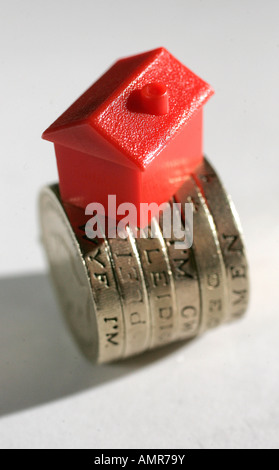 Un monopole de l'ontop house se trouve un tas de pièces livre. Banque D'Images