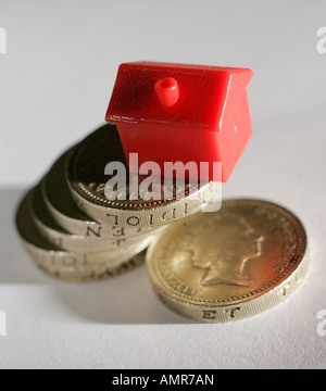 Un monopole de l'ontop house se trouve un tas de pièces livre. Banque D'Images