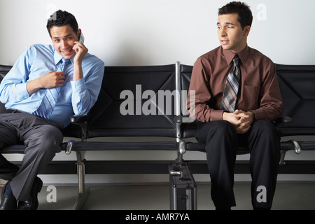 Des hommes d'affaires de l'aire d'attente Banque D'Images