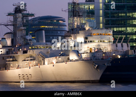 Le HMS Westminster (près de) Le HMS Belfast (far) Londres Dec '07 Banque D'Images