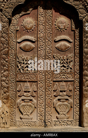 Porte en bois sculpté richement place Patan Durbar Katmandou Népal Banque D'Images