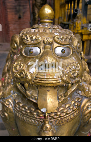 Statue Lion Golden Temple Patan Népal monastère bouddhiste aussi connu sous le nom de Kwa Bahal ou Suwarna Mahavihara Banque D'Images