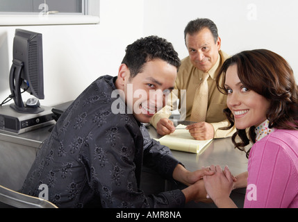 Couple avec un conseiller financier Banque D'Images