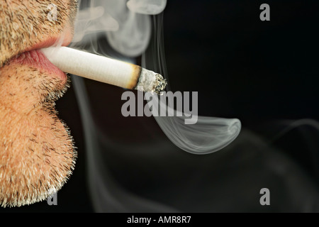 Close Up of Man Smoking Cigarette Banque D'Images