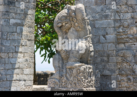 La sculpture de l'éléphant en pierre sculptée Ulu Watu Temple Hindou Bali Indonésie Banque D'Images