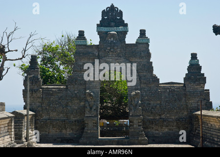 Voûte en pierre sculpté Ulu Watu Entrée Temple Hindou Bali Indonésie Banque D'Images