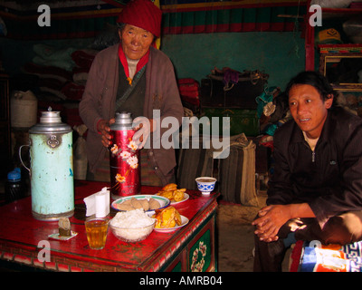 La pomme de terre frite avec de la farine d'orge grillé tsampa et riz déjeuner avec plateau Tibet Banque D'Images