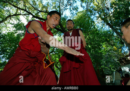 Monastère de Sera l'éducation menant à Lhassa au Tibet connu pour débattre de la Cour des moines Banque D'Images