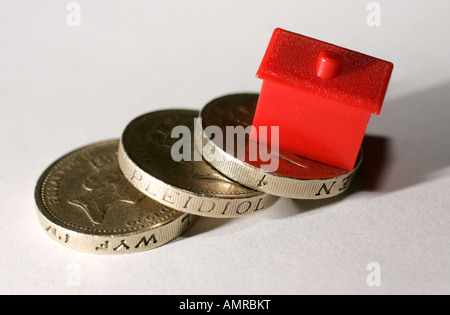 Un monopole de l'ontop house se trouve un tas de pièces livre. Banque D'Images