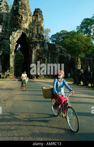 Les femmes sur les bicyclettes Porte Sud d'Angkor Thom au Cambodge Banque D'Images