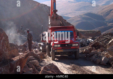 Les travaux routiers et l'affranchissement de rough rock mountain road 4800 mètres Col Kampala Tibet Banque D'Images