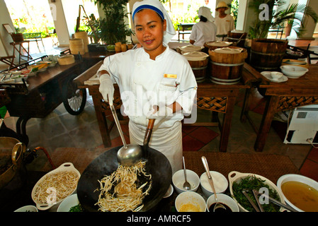 Chef avec les pousses de haricots et d'ingrédients pour des oeufs épicés plat de nouilles Pad Thaï J W Marriott Phuket Resort and Spa Thailande Banque D'Images