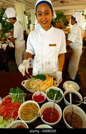 Chef avec les pousses de haricots et d'ingrédients pour des oeufs épicés plat de nouilles Pad Thaï J W Marriott Phuket Resort and Spa Thailande Banque D'Images