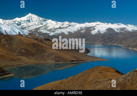 Yamdrok Yumtso l'un des trois plus grands lacs au Tibet Banque D'Images