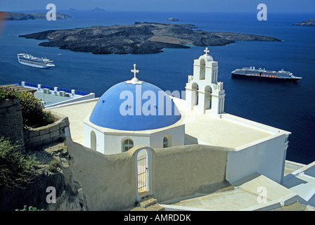 Dome et clocher de l'Église orthodoxe grecque de Taveyannaz Theotokov à Santorin, avec les bateaux de croisière ancrés ci-dessous Banque D'Images