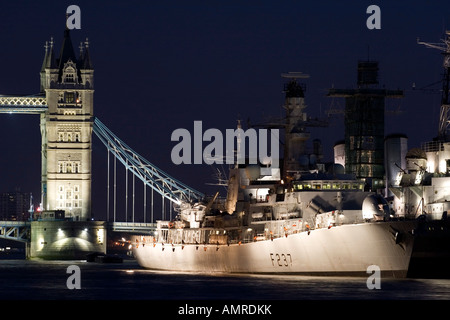 Le HMS Westminster à Tower Bridge Londres Dec '07 Banque D'Images