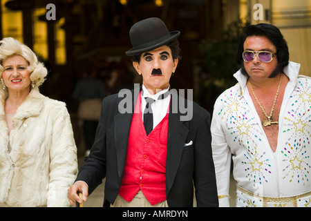 Les imitateurs de célébrité Charlie Chaplin Marilyn Monroe et Elvis sur Hollywood Boulevard Banque D'Images