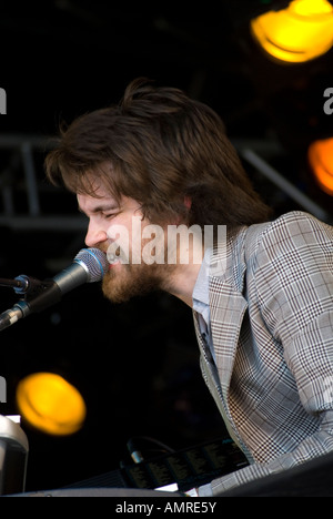 Le claviériste et chanteur Fyfe Dangerfield des Guillemots à Wychwood Festival 2007 Banque D'Images