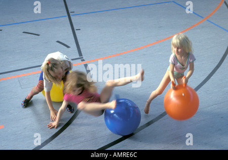 Les filles sauter sur billes en caoutchouc Banque D'Images