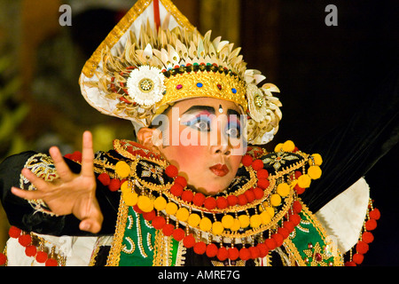 Danseur guerrier Performance du Palais d'Ubud Bali Indonesia Banque D'Images