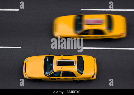 Les taxis sur la 8e Avenue, New York City, New York, USA Banque D'Images
