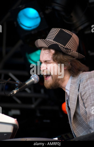 Le claviériste et chanteur Fyfe Dangerfield des Guillemots à Wychwood Festival 2007 Banque D'Images