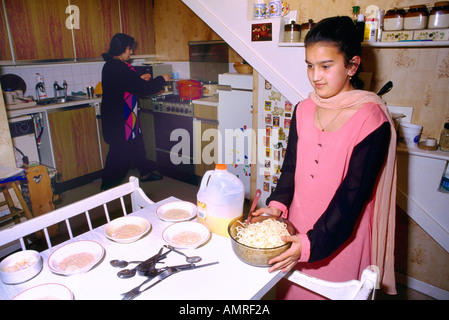 Clapton Londres famille musulmane de préparer des aliments pendant le Ramadan Banque D'Images