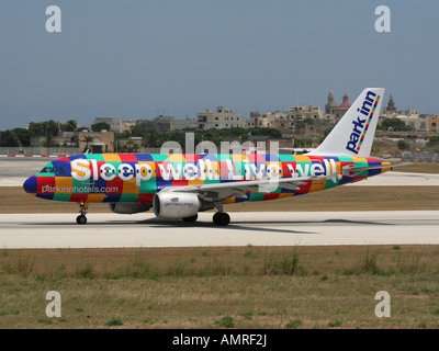 Airbus A319 Germanwings dans un hôtel Park Inn en partant de couleurs de l'Aéroport International de Malte Banque D'Images