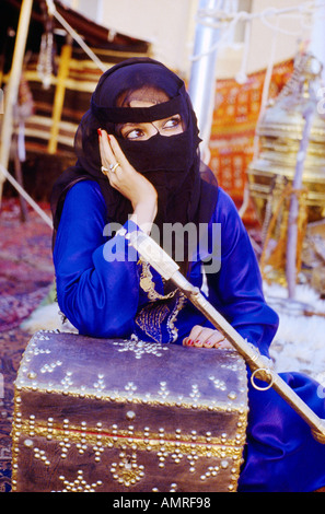 L'Arabie saoudite femme robe traditionnelle burqa voile décoré Trunk Banque D'Images