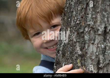 M. Kleiner Junge vier Jahre lehnt une einem Baum M. little boy 4 quatre ans s'appuie sur un arbre Banque D'Images