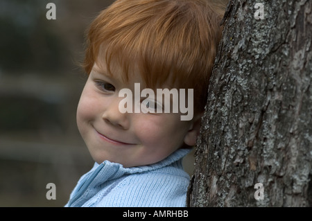 M. Kleiner Junge vier Jahre lehnt une einem Baum M. little boy 4 quatre ans s'appuie sur un arbre Banque D'Images