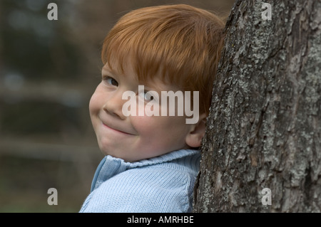 M. Kleiner Junge vier Jahre lehnt une einem Baum M. little boy 4 quatre ans s'appuie sur un arbre Banque D'Images