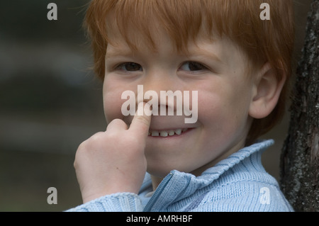 M. Kleiner Junge 4 vier Jahre mit dem doigt dans der Nase M. little boy 4 quatre ans avec son doigt dans le nez Banque D'Images