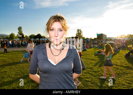 Martha Wainwright posant après au festival de Cheltenham 2007 Wychwood Banque D'Images