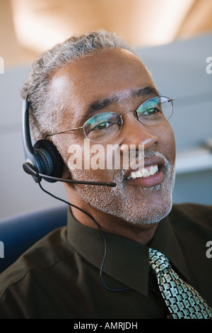 African businessman wearing headset Banque D'Images