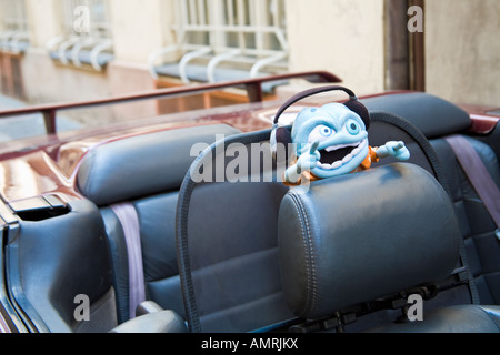 Un jouet figure sur l'appuie-tête du siège passager d'une voiture décapotable à Prague République Tchèque Banque D'Images