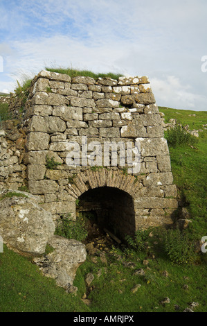 Ancien four à chaux calcaire utilisé pour la gravure pour extraire la chaux pour enrichir la terre Banque D'Images