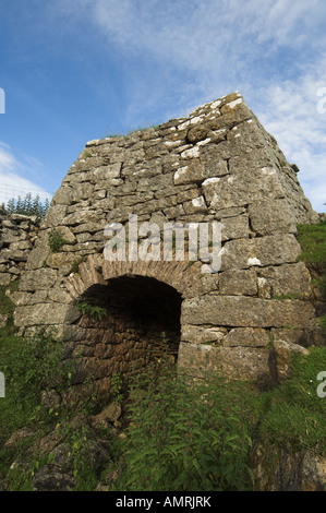 Ancien four à chaux calcaire utilisé pour la gravure pour extraire la chaux pour enrichir la terre Banque D'Images