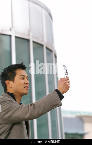 Man Taking Photo With Cell Phone Banque D'Images