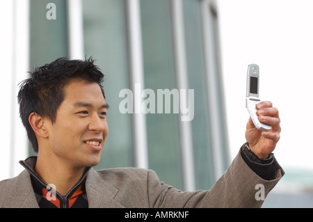 Man Taking Photo de lui avec Cell Phone Banque D'Images