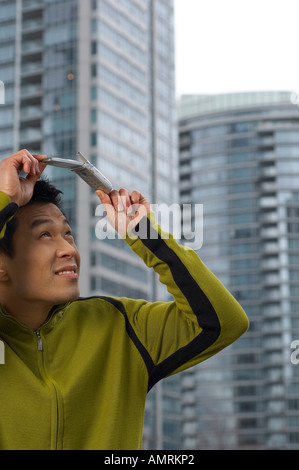 Man Using Cell Phone pour le logement Banque D'Images