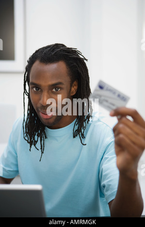 African man holding credit card Banque D'Images