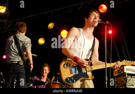 Le chanteur et guitariste Dan Gillespie Sells, le bassiste Richard Jones, batteur Paul Stewart, du sentiment à Wychwood Festival 2006 Banque D'Images